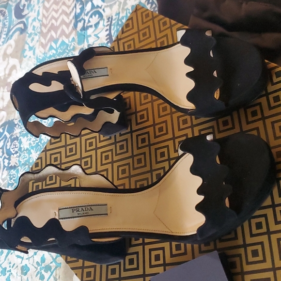 Black suede heel Prada - Picture 3 of 7